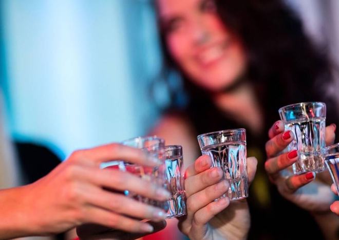 過年買酒注意！有些你覺得口感好的白酒，可能是酒精飲料